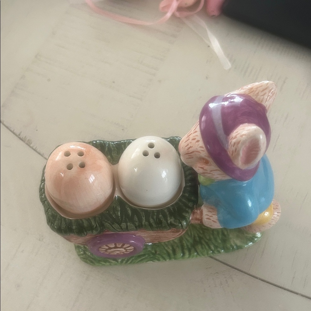 Easter bunny Salt and Pepper shaker with bunny and wheelbarrow